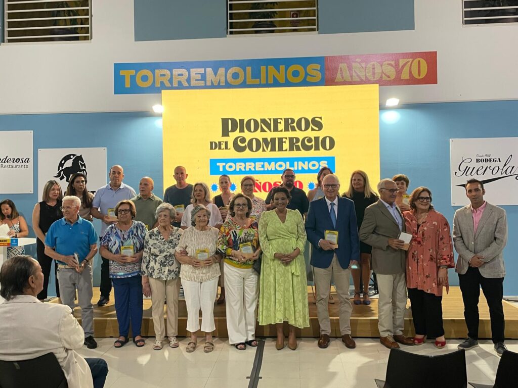 El Ayuntamiento de Torremolinos rinde homenaje a los ‘Pioneros del Comercio’ de los años ‘70
