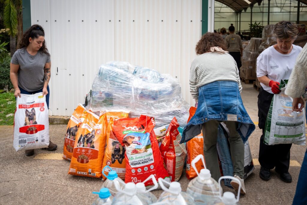 Torremolinos hace llegar comida y material a protectoras de animales afectadas por la DANA